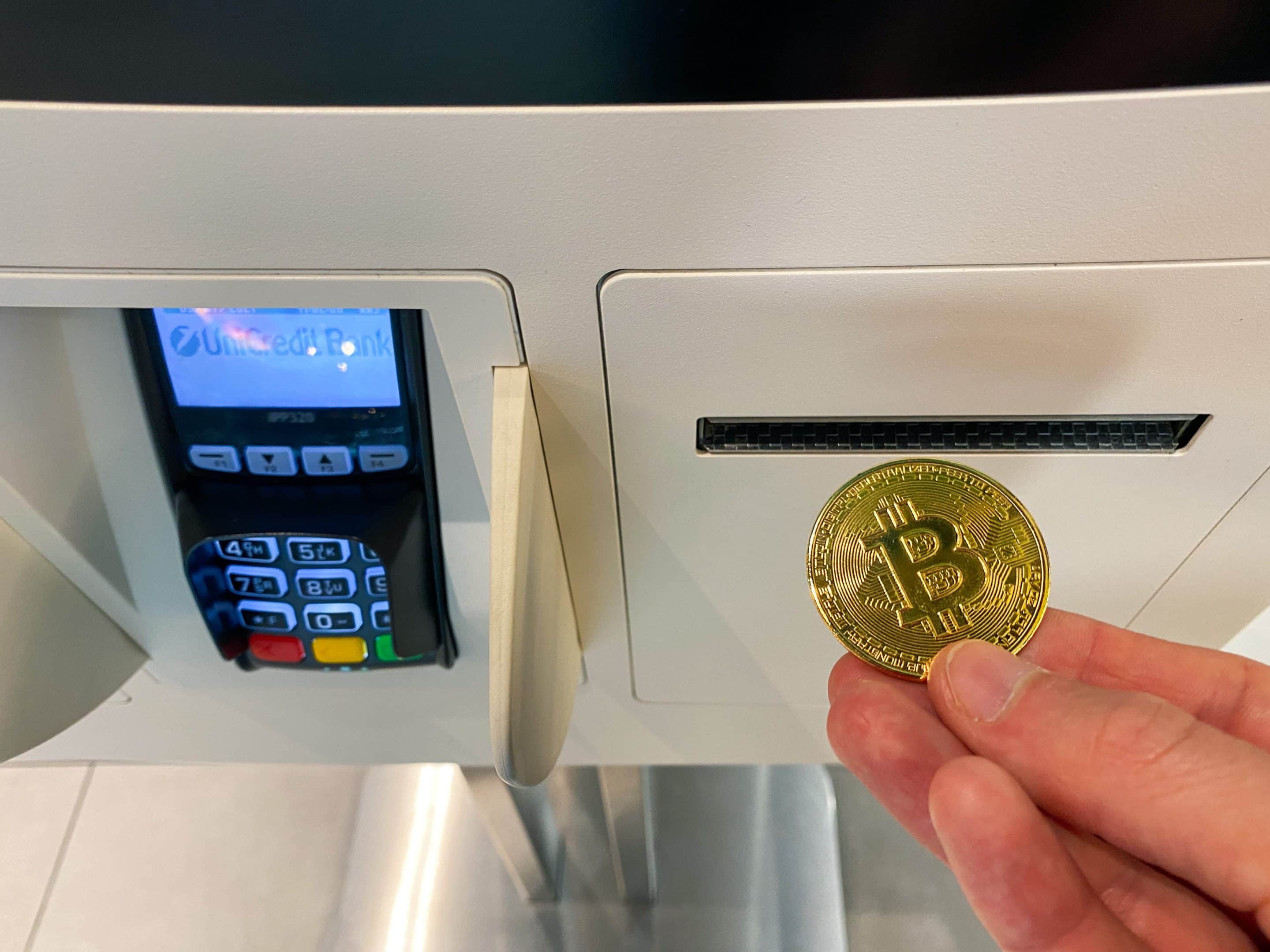 Steuern mit Kryptowährungen Bitcoin Münze Geld Automat